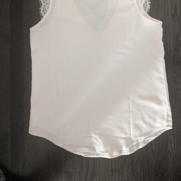 Sleeveless V-neck Blouses with lace - Picture 5 of 5